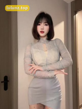 抖音网红琳铛铛微密圈作品资源粉色短裙穿搭，引发时尚热潮