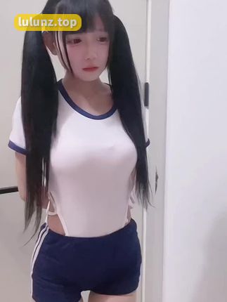 小以很乖微密圈作品展示维吾尔族盛装与花园景致的完美融合