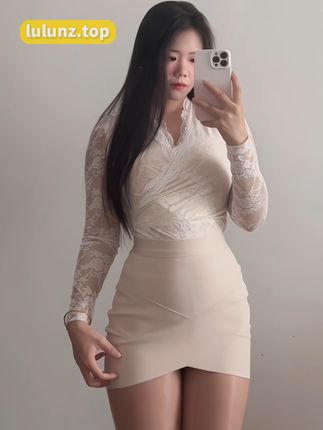 蒙蒙子微密圈作品藏族晚宴装扮，璀璨宝石与银色图案的典雅和奢华