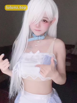 小以很乖微密圈作品展示维吾尔族盛装与花园景致的完美融合