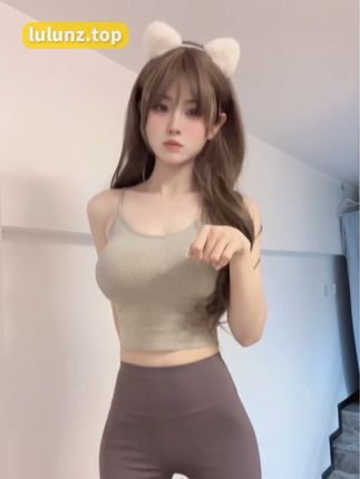 给乔买裙子微密圈作品资源的苗族服饰，展现自然之美的精致细节