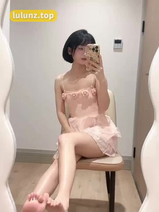 王胜利微密圈圈子的小生活，JK裙穿搭引爆抖音时尚圈，少女气息满满