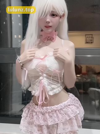 小以很乖微密圈作品展示维吾尔族盛装与花园景致的完美融合