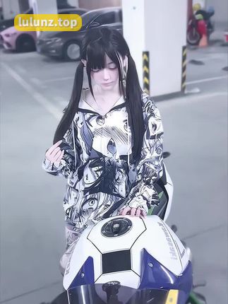 小以很乖微密圈作品展示维吾尔族盛装与花园景致的完美融合