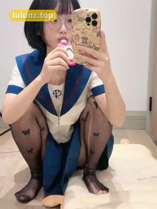 王胜利微密圈圈子的小生活，JK裙穿搭引爆抖音时尚圈，少女气息满满