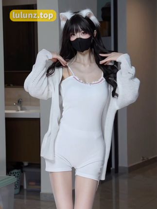 鹿八岁baby微密圈作品资源穿搭,低扎宽松发髻展现高贵端庄