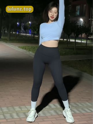 抖音魔法师臭屁楠吖微密圈资源出镜，独特变装技巧引领时尚潮流