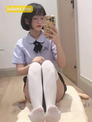 王胜利微密圈圈子的小生活，JK裙穿搭引爆抖音时尚圈，少女气息满满