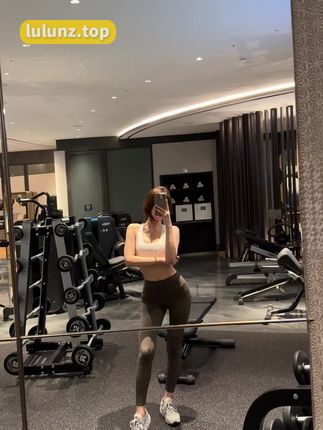 探索时尚界的璀璨明星，脸红八酱微密圈作品带你领略穿搭的艺术