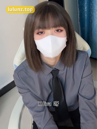 抖音博主白龙猫女微密圈作品发布红底极光造型,不失优雅