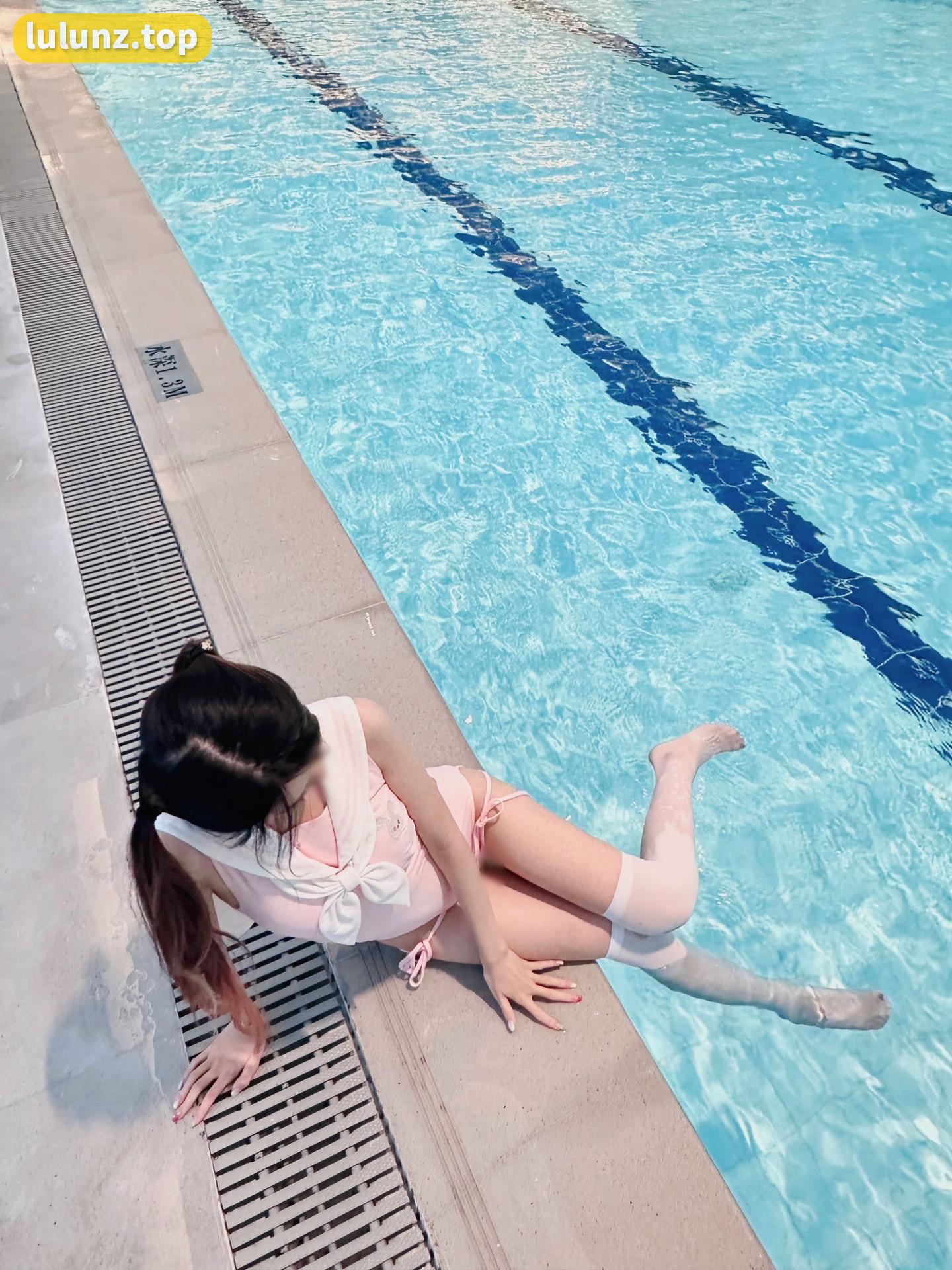 可爱嘉的秘密weme微密圈照片赏析，书香与时尚的完美融合