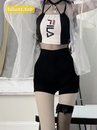 抖音时尚达人雪嘤公主微圈作品征服粉丝，穿搭风格独特