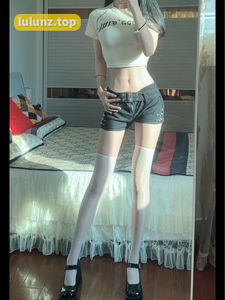 抖音颉颉与猫微密圈作品展示，完美身材与迷人颜值的时尚