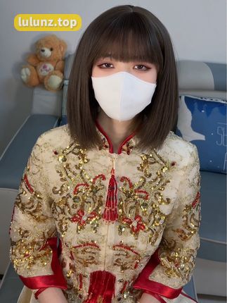 抖音博主白龙猫女微密圈作品发布红底极光造型,不失优雅