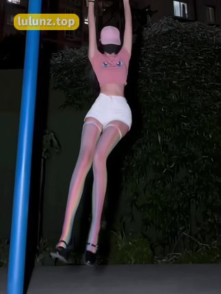 小艾根本吃不饱微密圈资源长什么样，揭示她的半脸风采