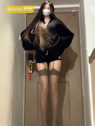 抖音女神权vv微密圈图片作品资源，春日花园与夏日海边的穿搭与妆容