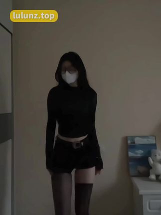 emo的木青微密圈/觅圈作品资源，在湖畔拍摄清新自然的服装造型