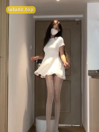 抖音女神权vv微密圈图片作品资源，春日花园与夏日海边的穿搭与妆容