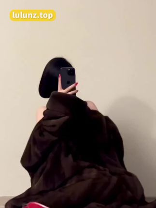 保守的二舅妈微密圈照片真实,展现女性魅力和品位