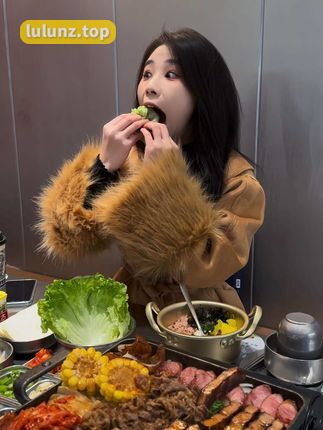 侑子小姐抖音江南烈女微密圈作品一览，独特成熟风格吸粉无数