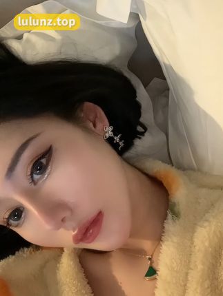 不爱笑的赛琳微密圈作品资源，专业西装外套搭配女性柔美