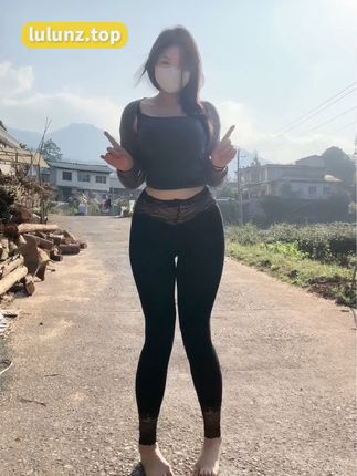 娇妻肉巴微密圈作品资源展示，抖音红人的肉感身材和自信魅力