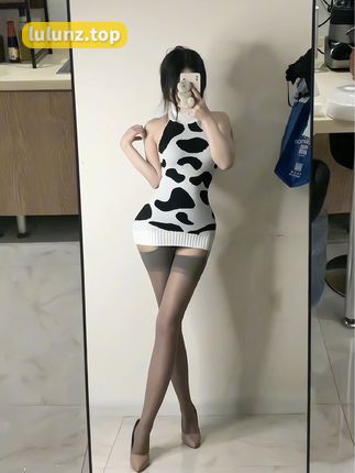 小芋泥yyy微密圈作品巧妙融入时尚元素，展现个人风格