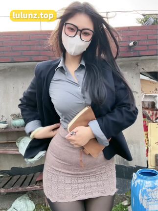 微博时尚博主@肉巴超赞微密圈作品资源，微胖身材与精致穿搭的完美结合