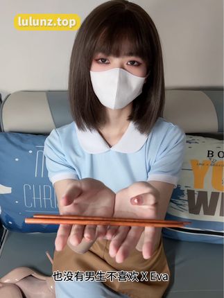 抖音博主白龙猫女微密圈作品发布红底极光造型,不失优雅