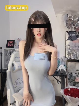 乔妹想养鱼微密圈作品展示，穿着土家族服饰与自然和谐共生