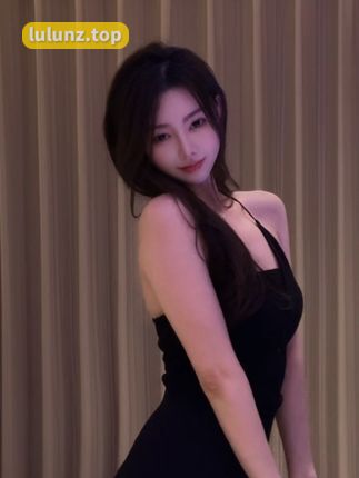 微博奶团奶团微密圈作品颜值身材完美结合，抖音保护小团引发追捧狂潮