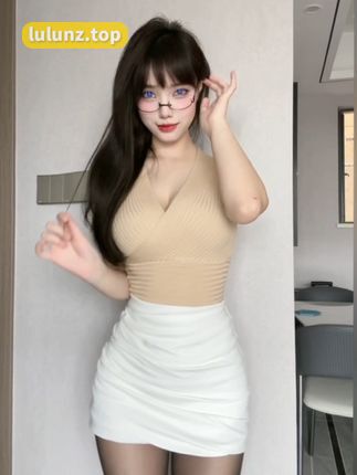 抖音网红琳铛铛微密圈作品资源粉色短裙穿搭，引发时尚热潮