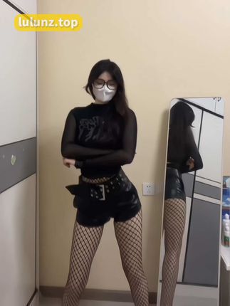 emo的木青微密圈/觅圈作品资源，在湖畔拍摄清新自然的服装造型