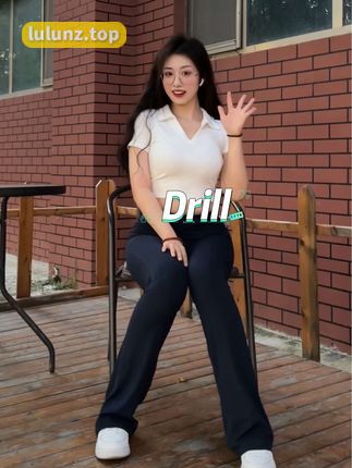 臭屁楠吖微密圈资源穿搭作品展示，满族凤凰图案旗袍引领潮流