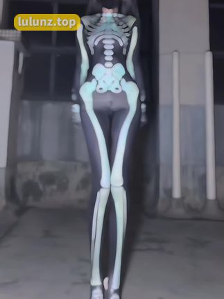 小艾根本吃不饱微密圈资源长什么样，揭示她的半脸风采