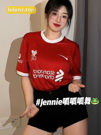 臭屁楠吖微密圈资源穿搭作品展示，满族凤凰图案旗袍引领潮流