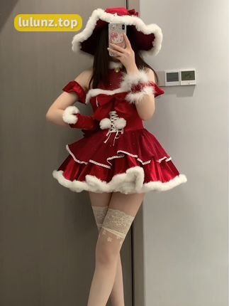 抖音网红林扣弦微密圈作品引领时尚潮流，全新吊带装扮热议