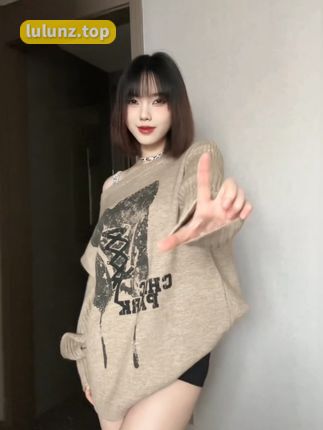 抖音网红琳铛铛微密圈作品资源粉色短裙穿搭，引发时尚热潮