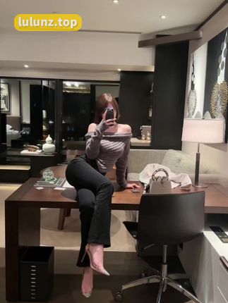 郑瑞妤微密圈作品资源碎花裙搭配，揭示极致女性美