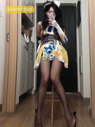 抖音美女晴小猪的微密圈资源穿搭之旅，颜值超高的时尚榜样