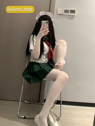 抖音网红林扣弦微密圈作品引领时尚潮流，全新吊带装扮热议