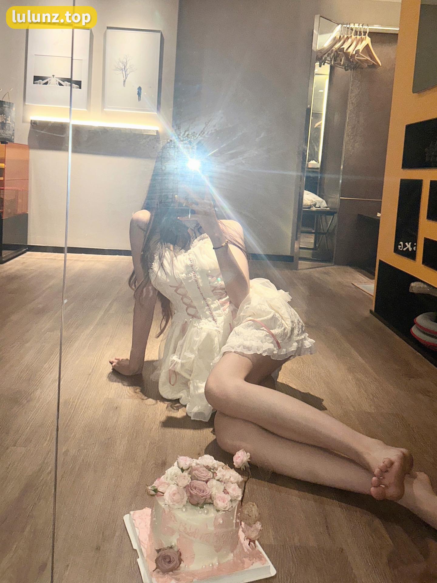 可爱嘉的秘密weme微密圈照片赏析，书香与时尚的完美融合