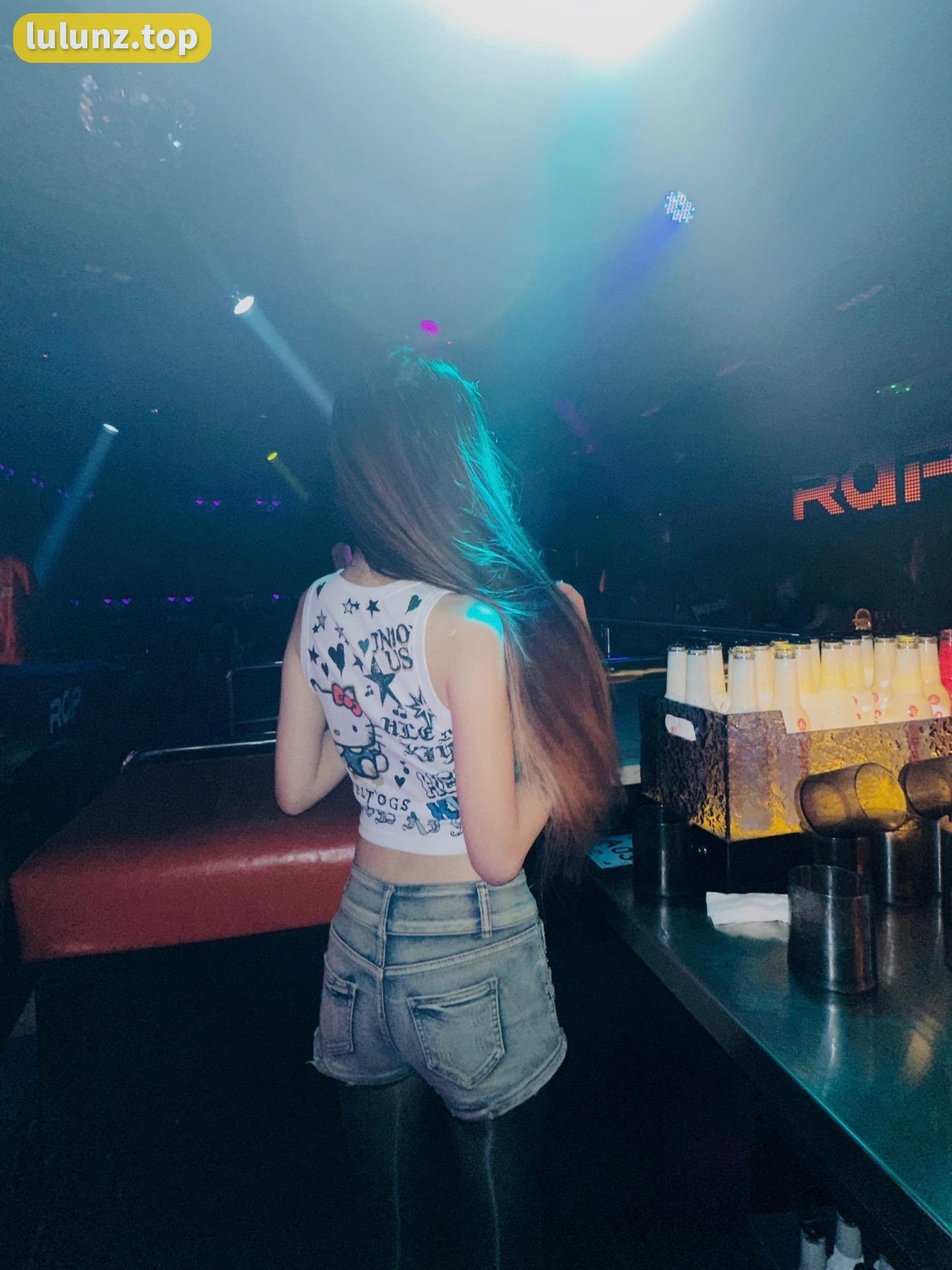 可爱嘉的秘密weme微密圈照片赏析，书香与时尚的完美融合