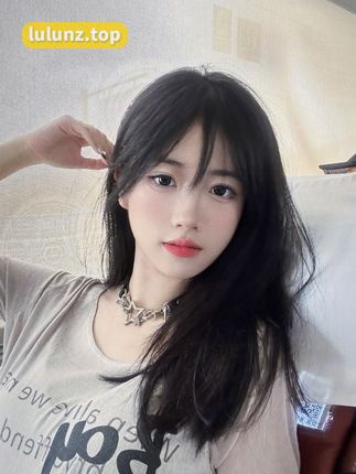 抖音颉颉与猫微密圈作品展示，完美身材与迷人颜值的时尚