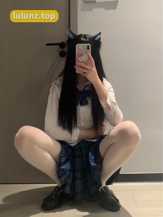 抖音网红林扣弦微密圈作品引领时尚潮流，全新吊带装扮热议