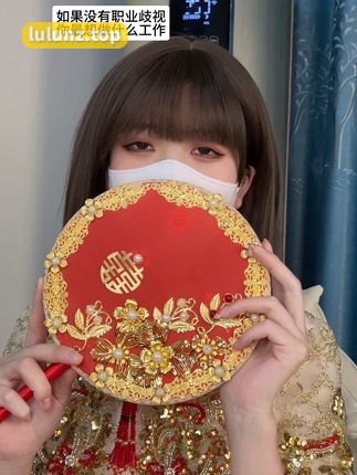 抖音博主白龙猫女微密圈作品发布红底极光造型,不失优雅