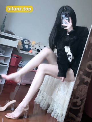 抖音颉颉与猫微密圈作品展示，完美身材与迷人颜值的时尚