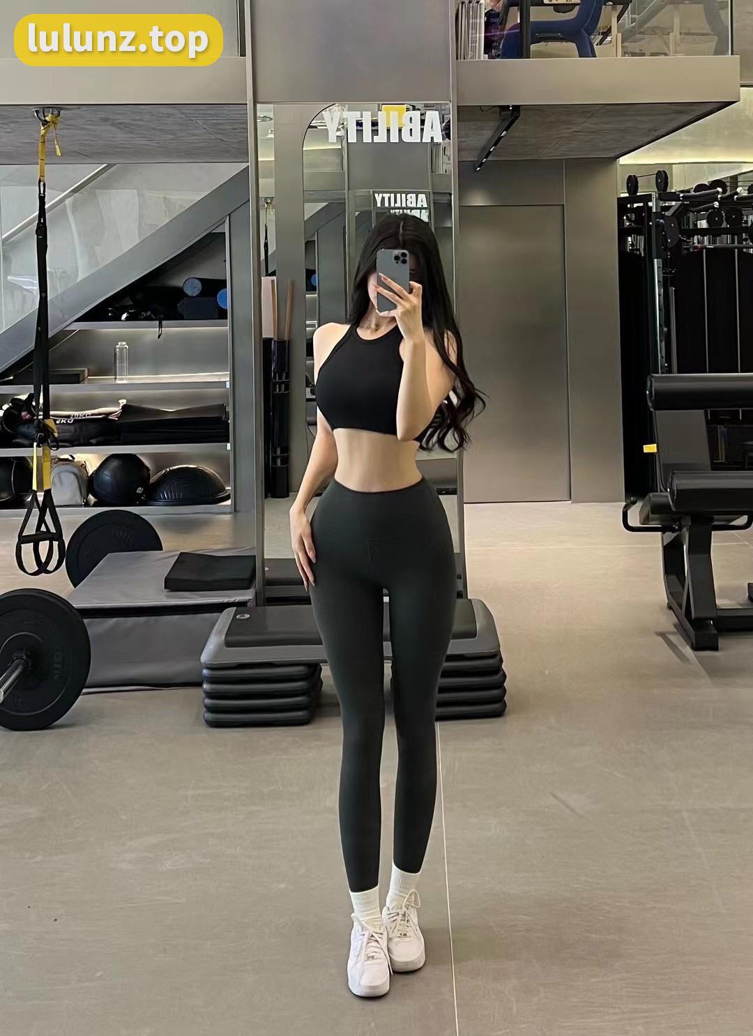 奶白鹿神觅圈作品资源，都市夜幕下的优雅穿搭