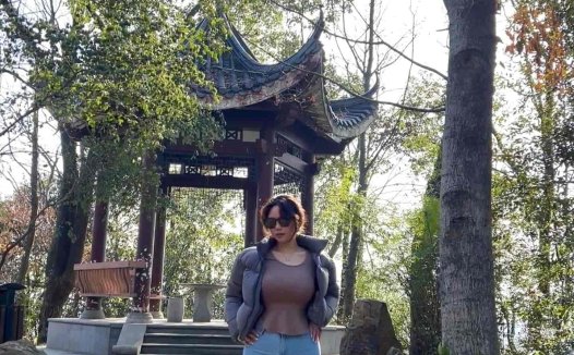 如何关注安妮-yoo微密圈，一键掌握精彩内容