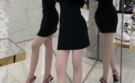 不爱笑的赛琳微博红人，她的独家写真与黑丝造型